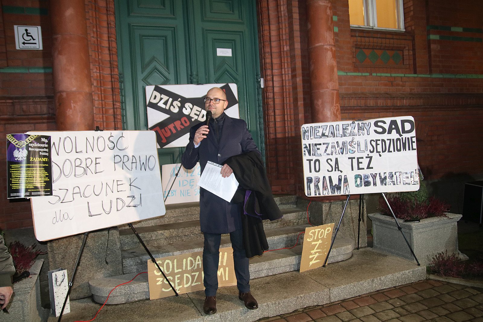 Dzisiaj sądy-jutro Ty. Legniczanie manifestowali w obronie sądów