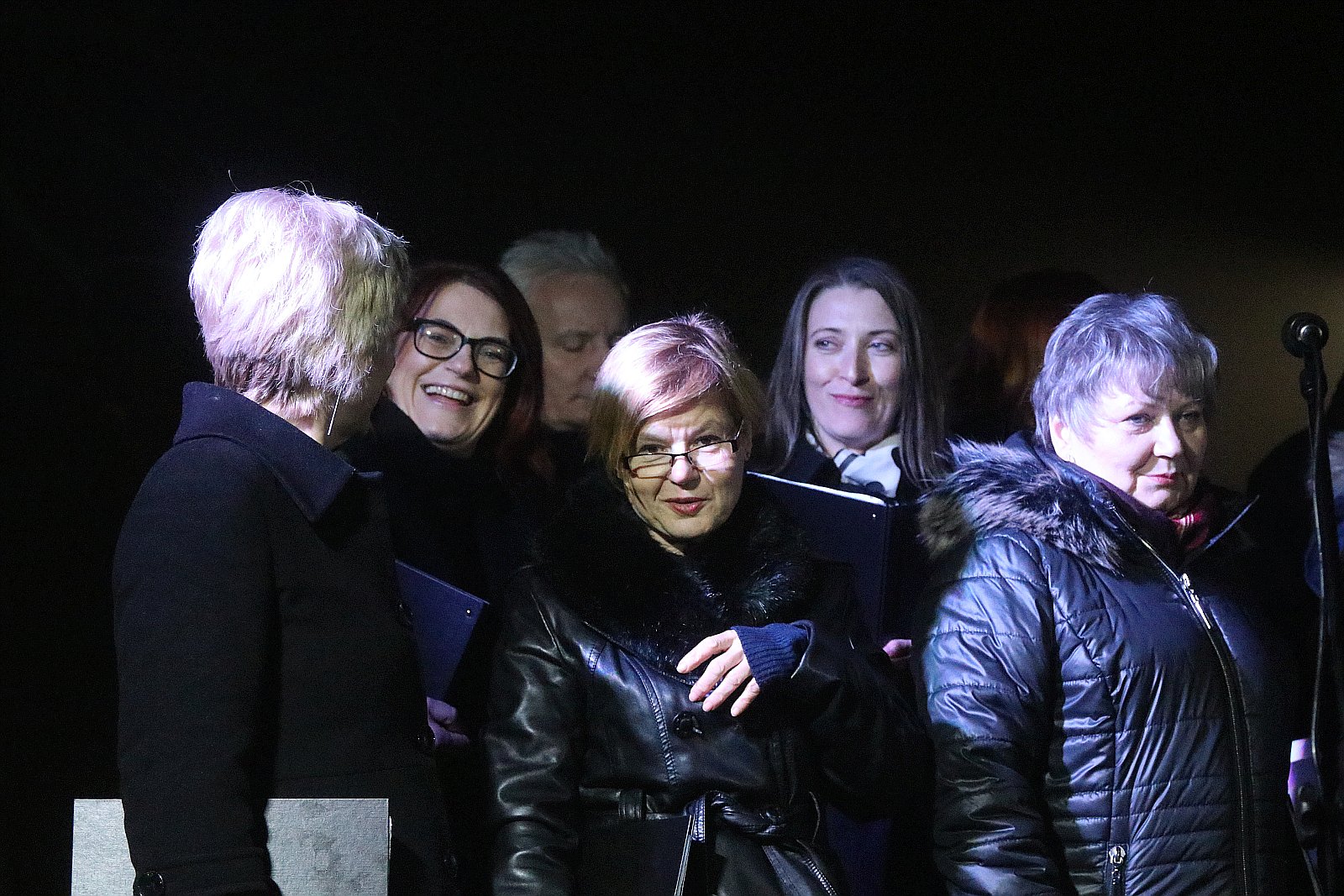 Madrygał i mieszkańcy gminy Kunice zaśpiewali dla Julki Rzoncy