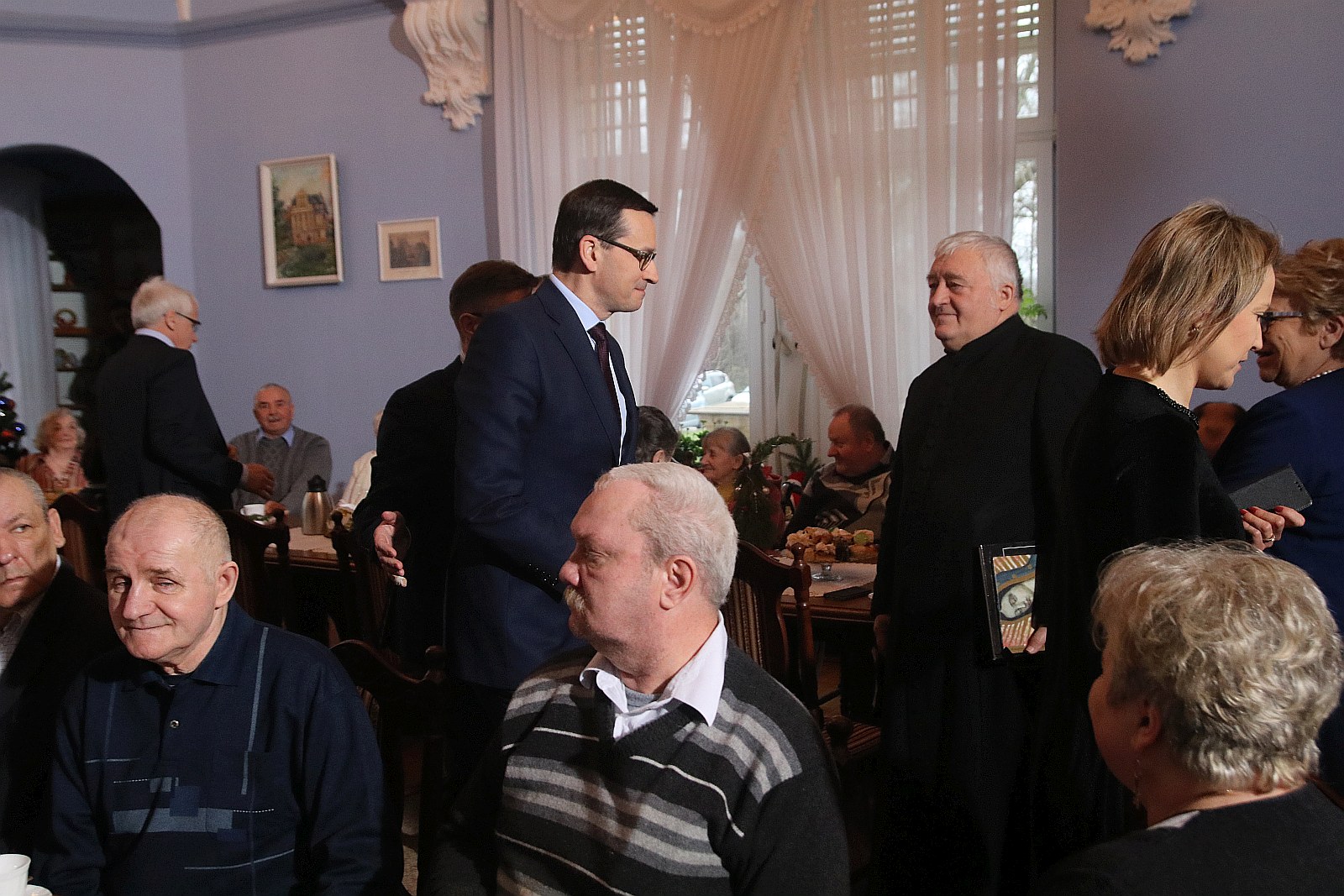 Premier wpadł na kawę i ciasto do pensjonariuszy „Prząśnika”
