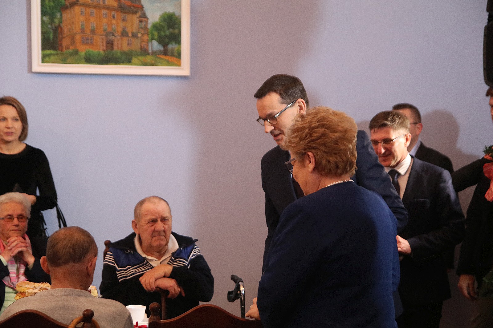 Premier wpadł na kawę i ciasto do pensjonariuszy „Prząśnika”