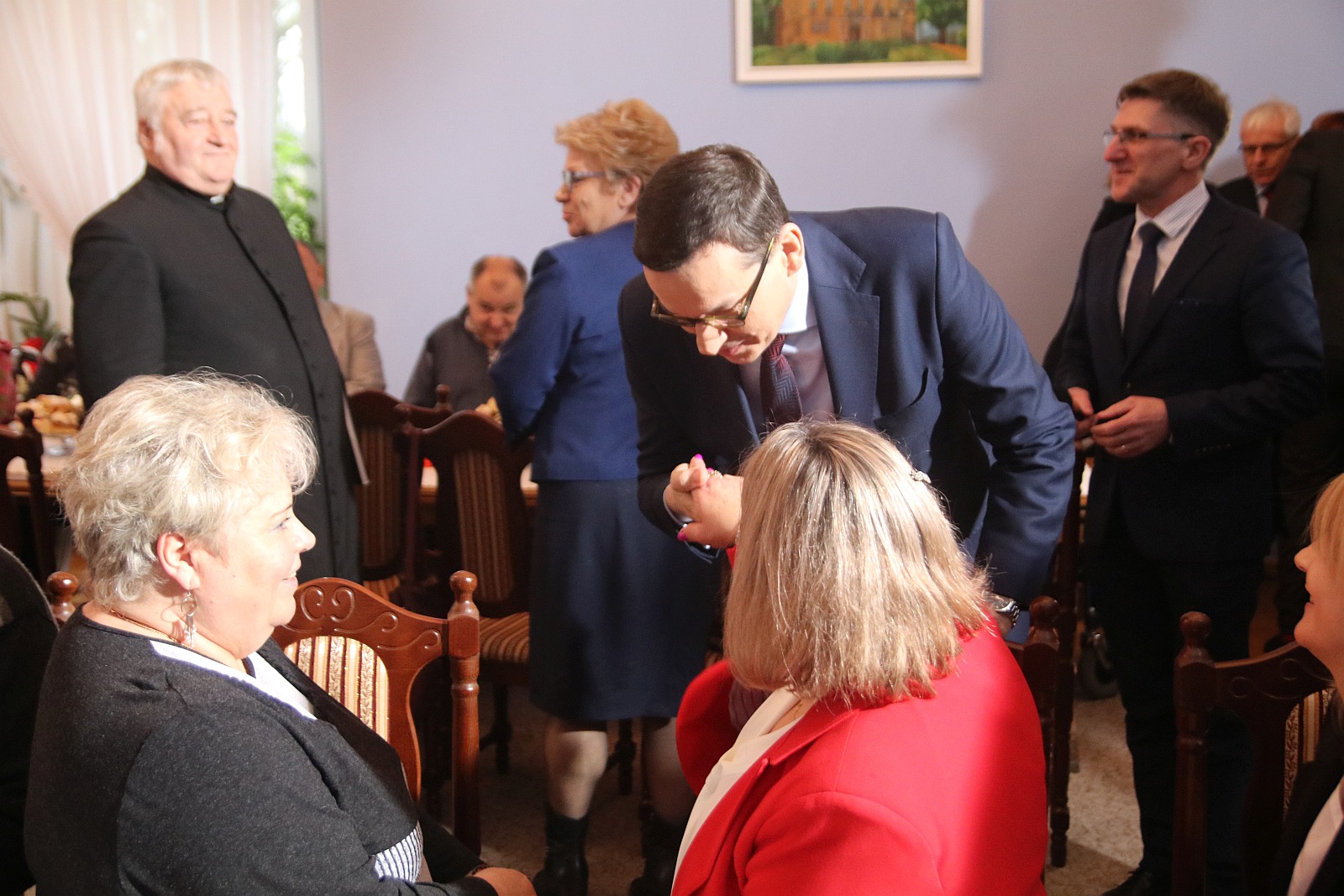 Premier wpadł na kawę i ciasto do pensjonariuszy „Prząśnika”