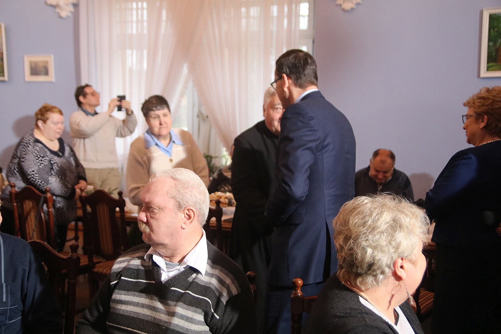 Premier wpadł na kawę i ciasto do pensjonariuszy „Prząśnika”