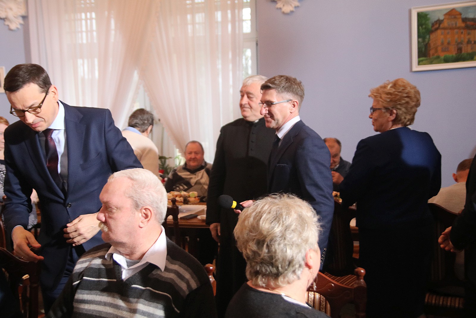 Premier wpadł na kawę i ciasto do pensjonariuszy „Prząśnika”