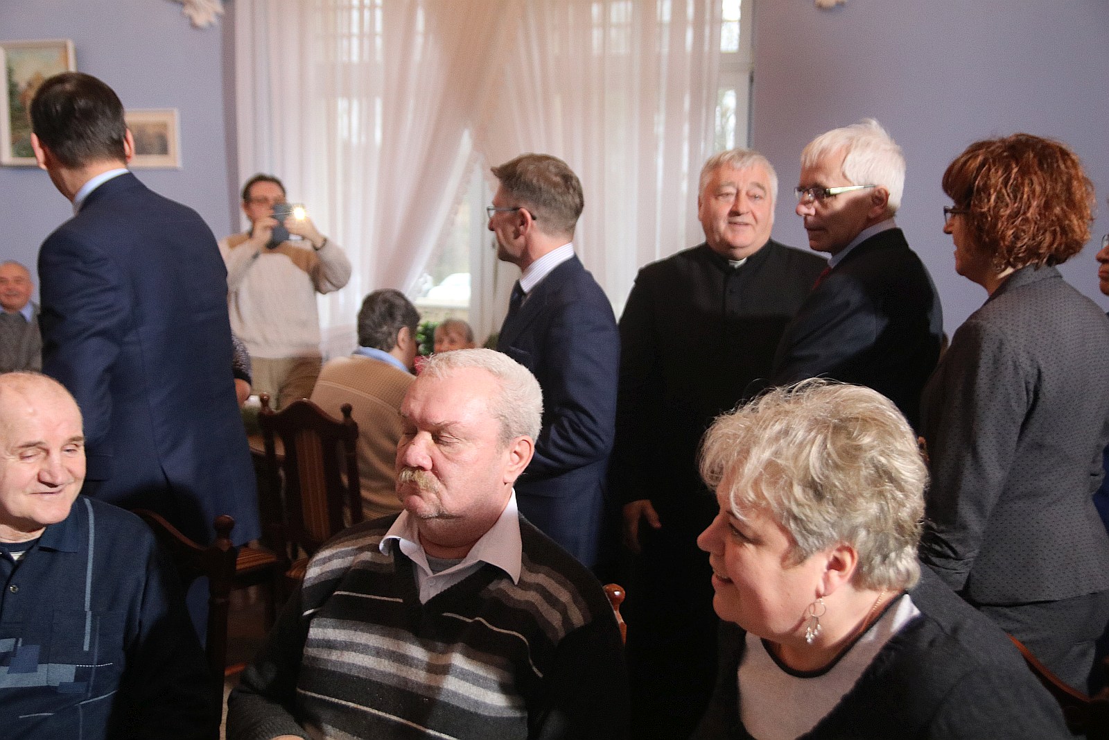 Premier wpadł na kawę i ciasto do pensjonariuszy „Prząśnika”
