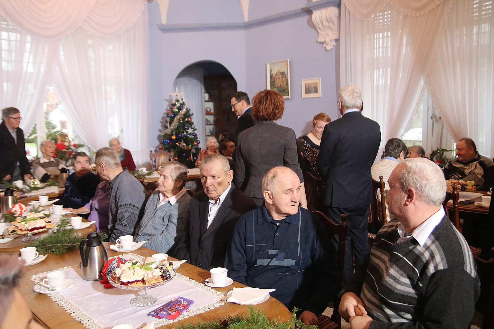 Premier wpadł na kawę i ciasto do pensjonariuszy „Prząśnika”