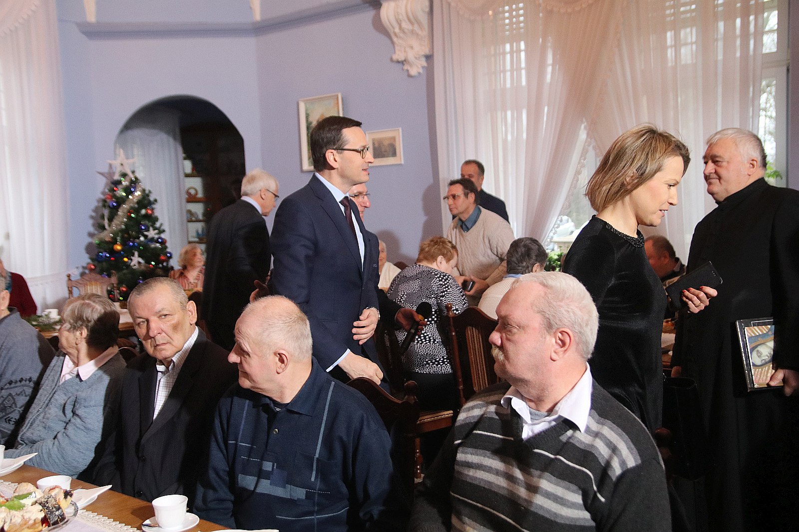 Premier wpadł na kawę i ciasto do pensjonariuszy „Prząśnika”