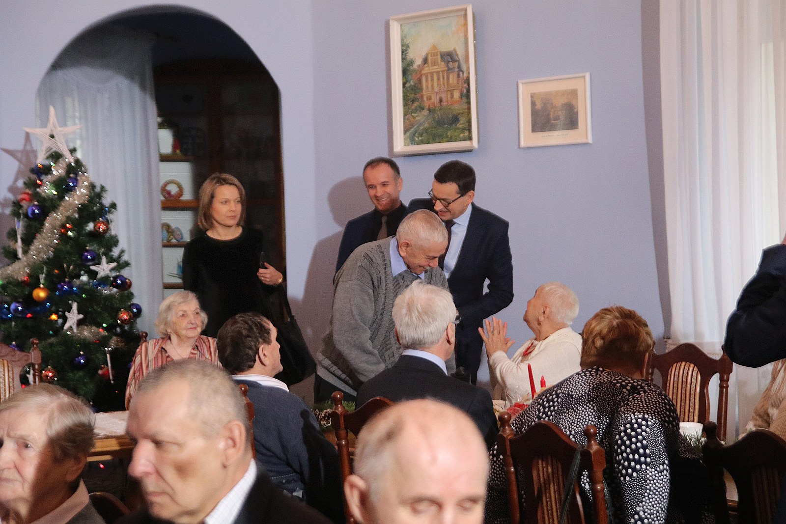 Premier wpadł na kawę i ciasto do pensjonariuszy „Prząśnika”