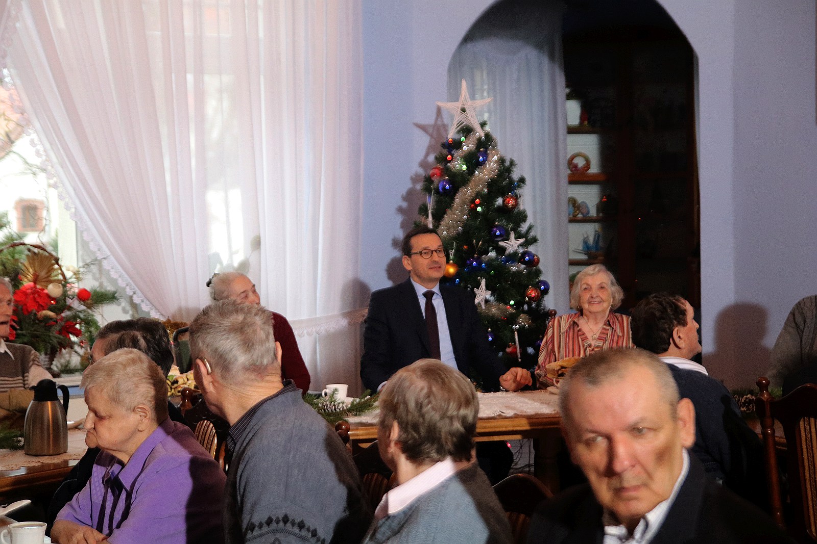 Premier wpadł na kawę i ciasto do pensjonariuszy „Prząśnika”