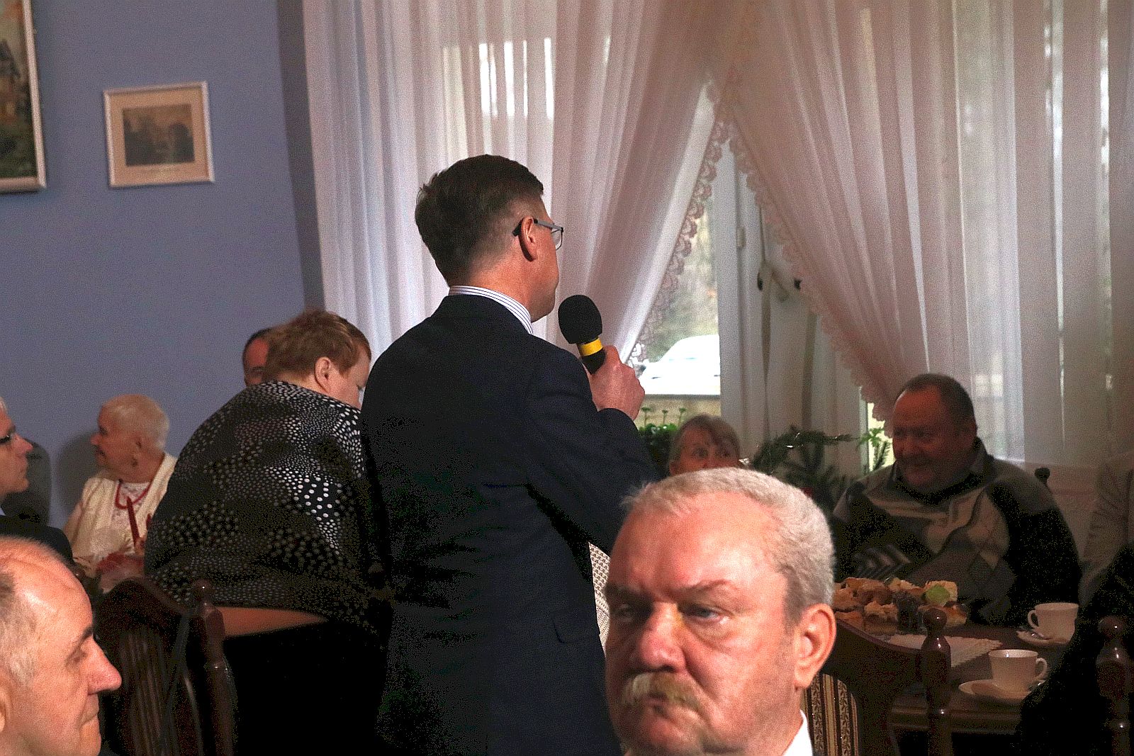 Premier wpadł na kawę i ciasto do pensjonariuszy „Prząśnika”