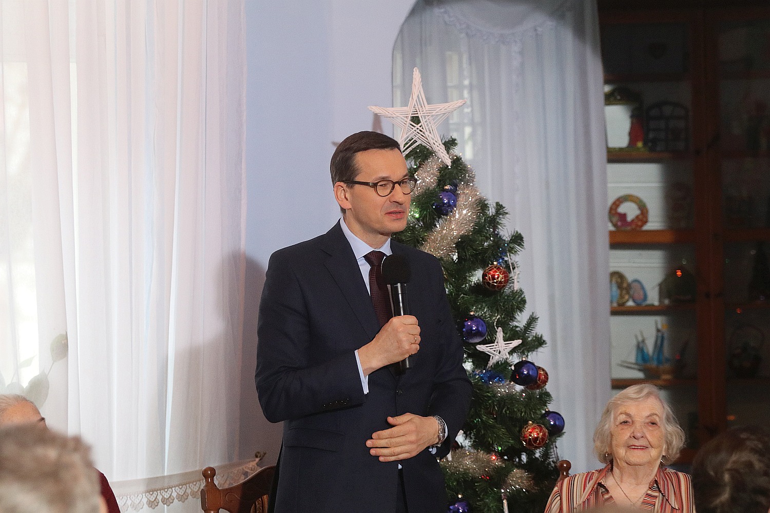 Premier wpadł na kawę i ciasto do pensjonariuszy „Prząśnika”