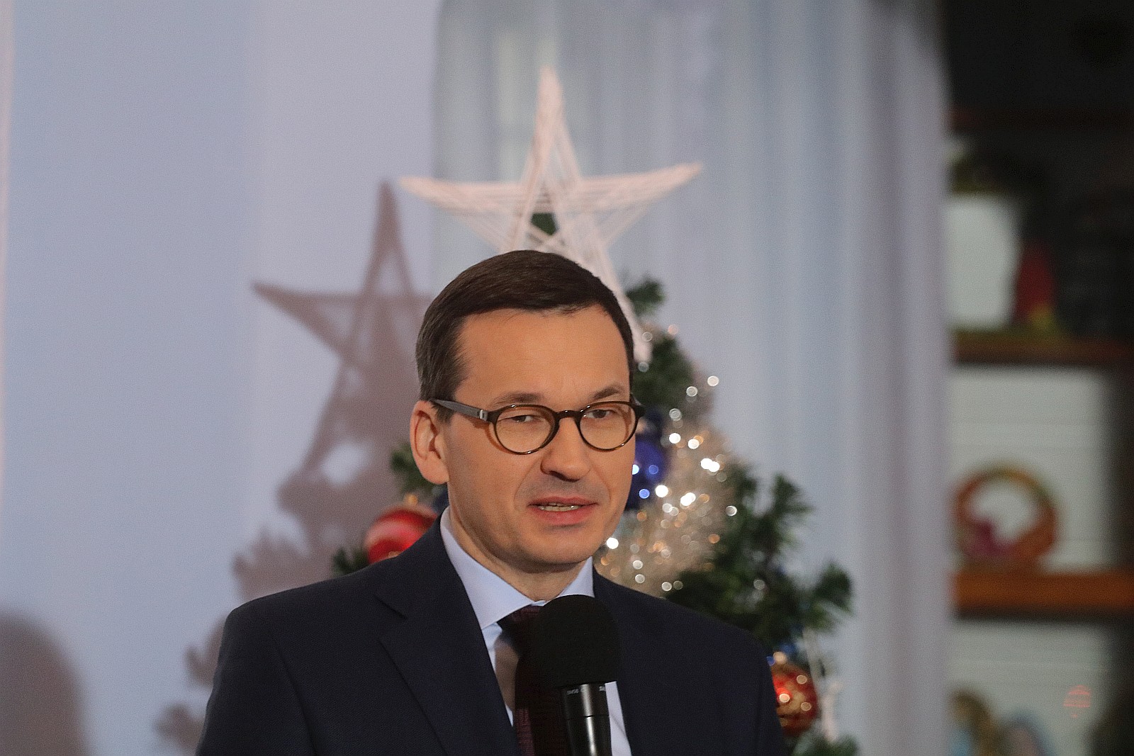 Premier wpadł na kawę i ciasto do pensjonariuszy „Prząśnika”