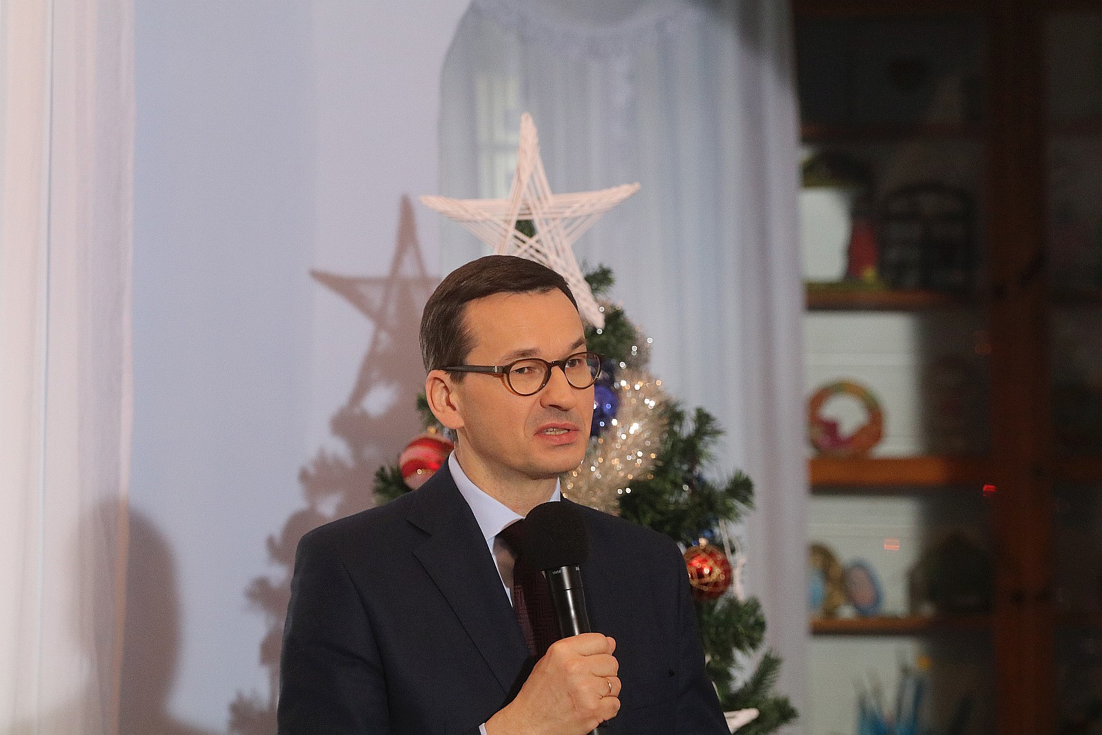 Premier wpadł na kawę i ciasto do pensjonariuszy „Prząśnika”
