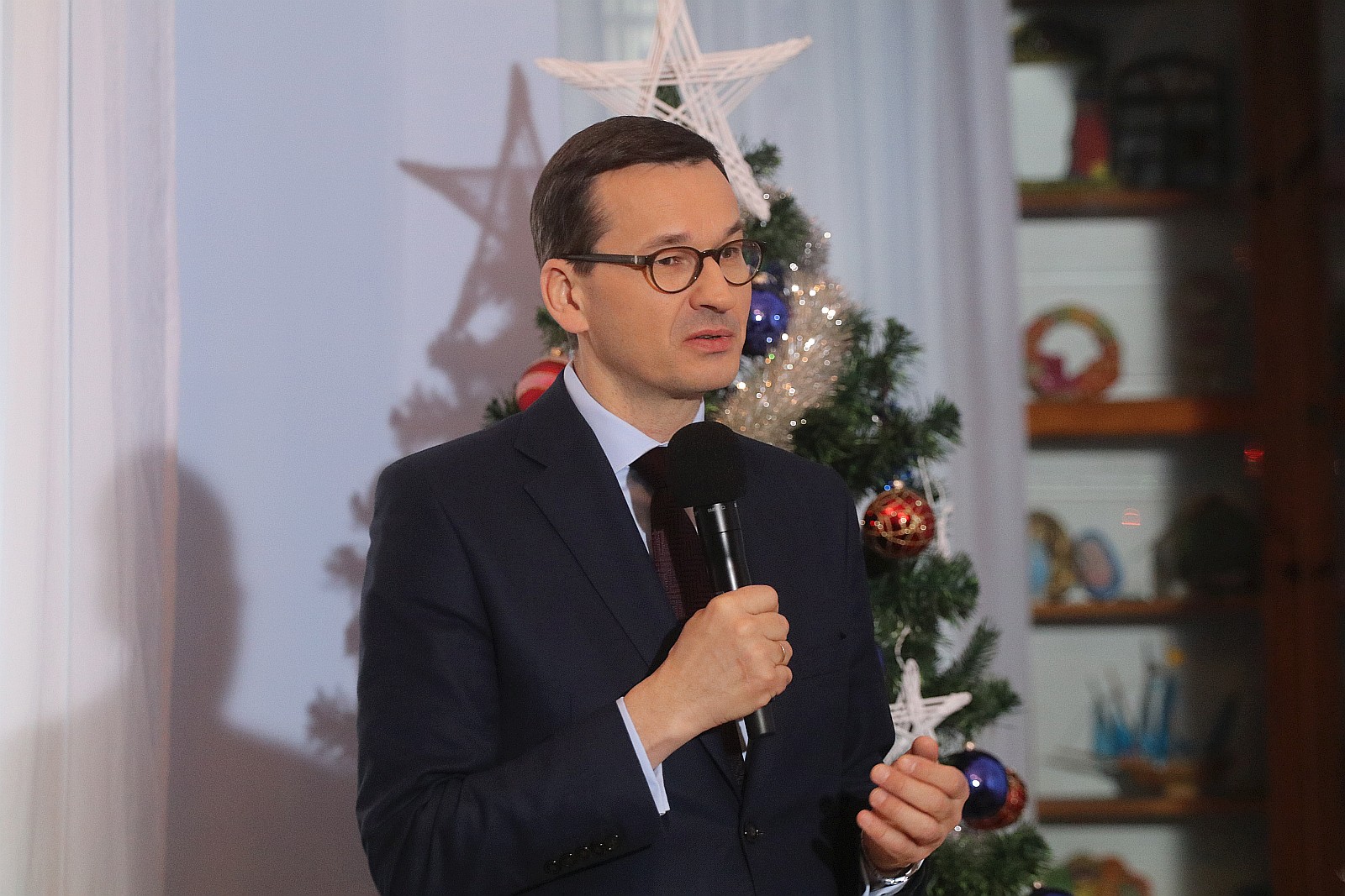 Premier wpadł na kawę i ciasto do pensjonariuszy „Prząśnika”