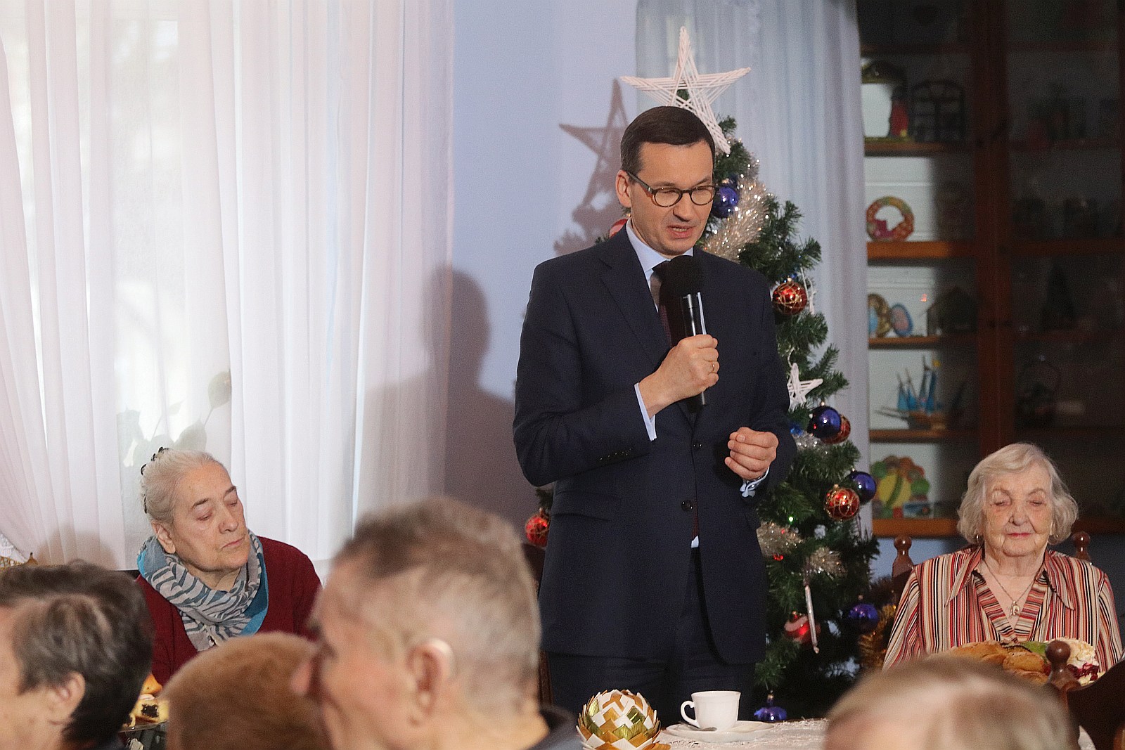 Premier wpadł na kawę i ciasto do pensjonariuszy „Prząśnika”