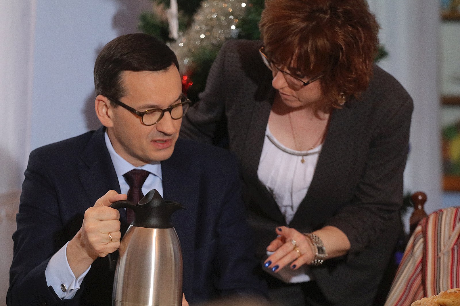 Premier wpadł na kawę i ciasto do pensjonariuszy „Prząśnika”