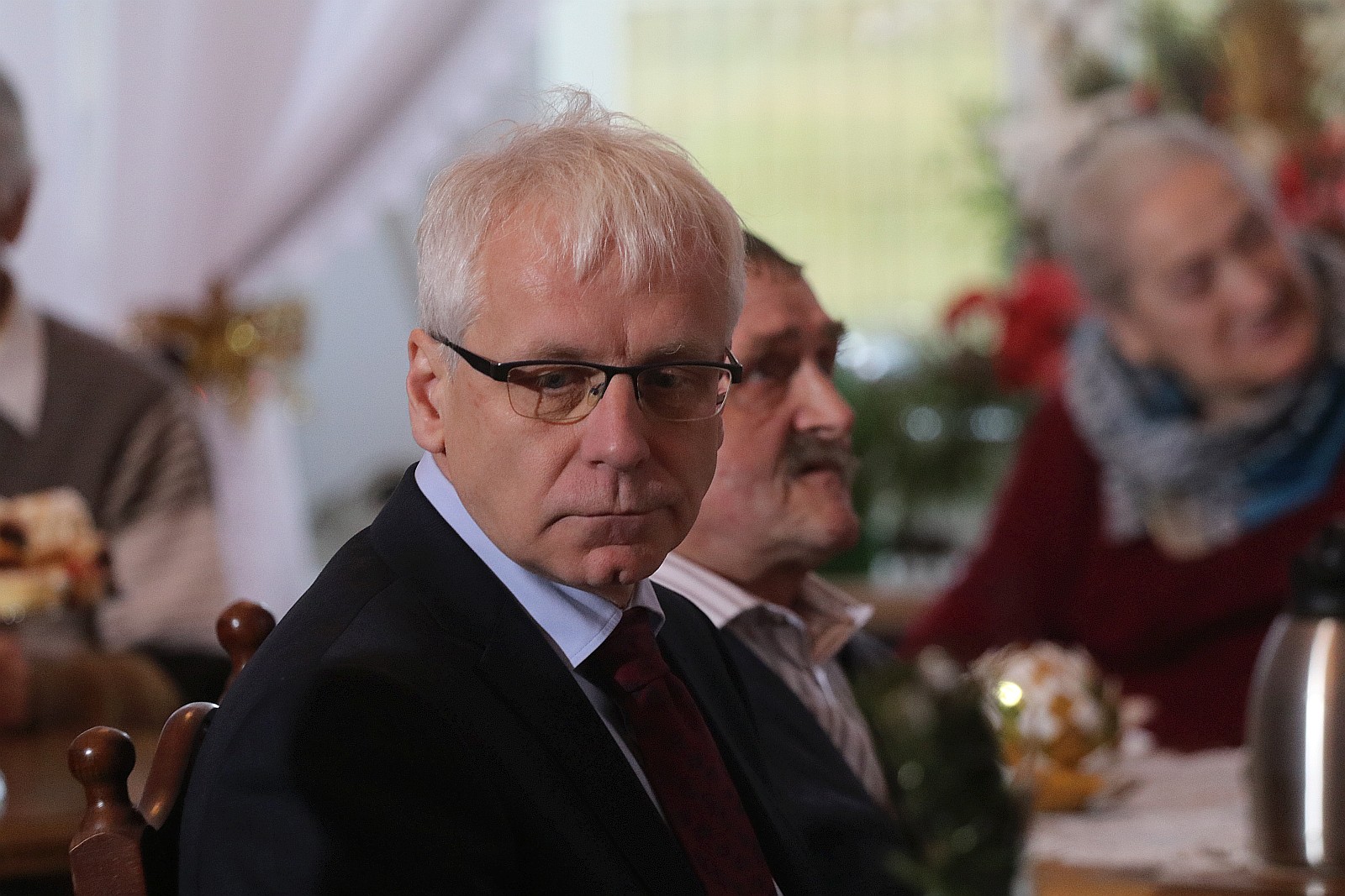 Premier wpadł na kawę i ciasto do pensjonariuszy „Prząśnika”
