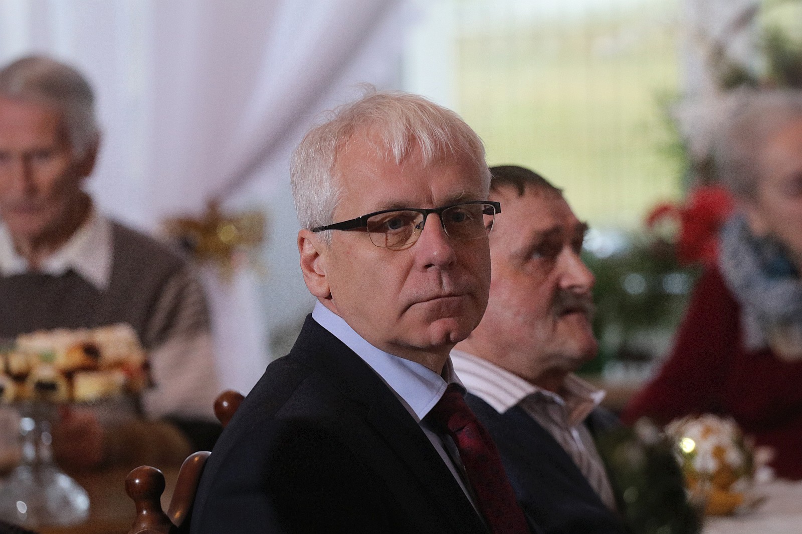 Premier wpadł na kawę i ciasto do pensjonariuszy „Prząśnika”