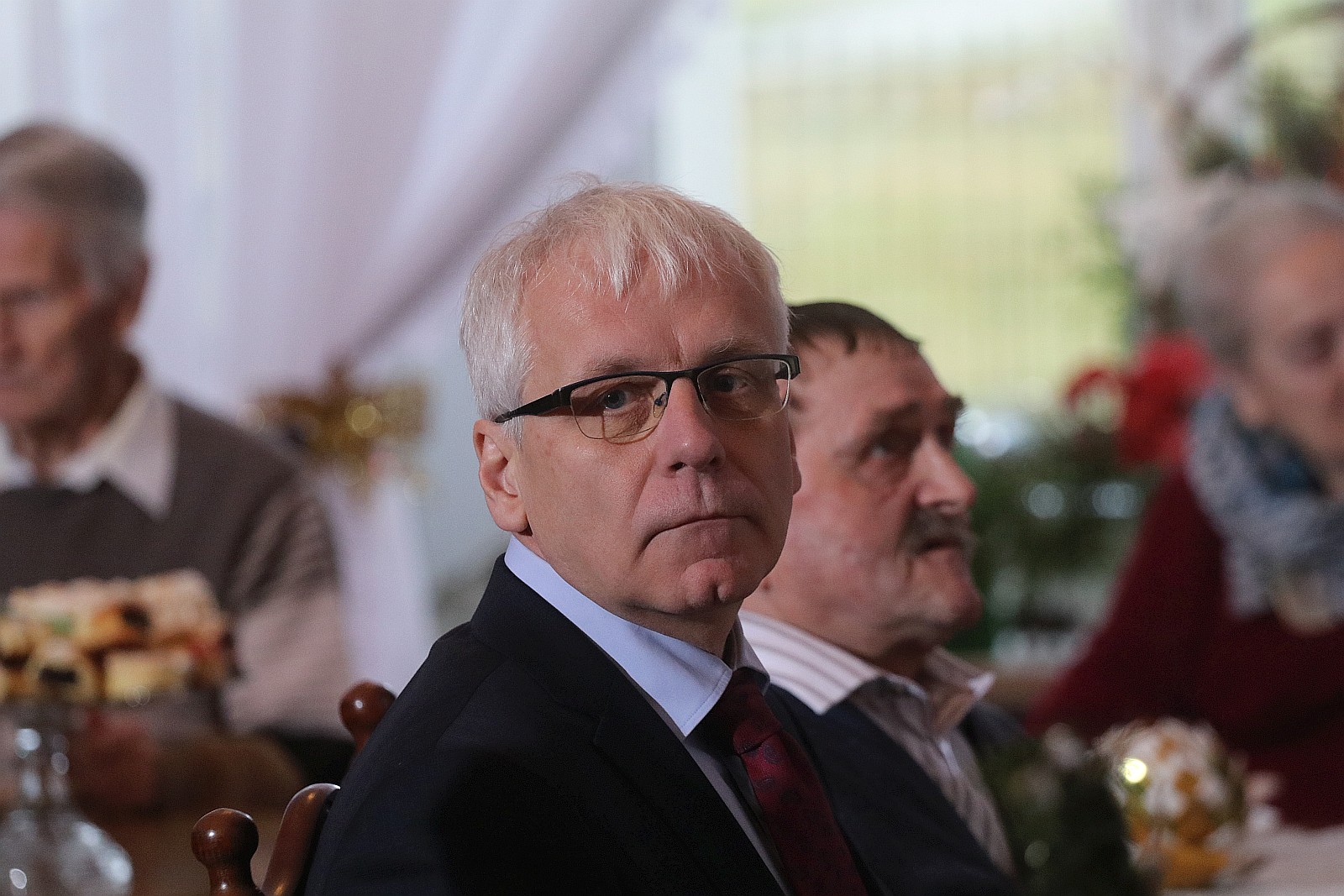 Premier wpadł na kawę i ciasto do pensjonariuszy „Prząśnika”