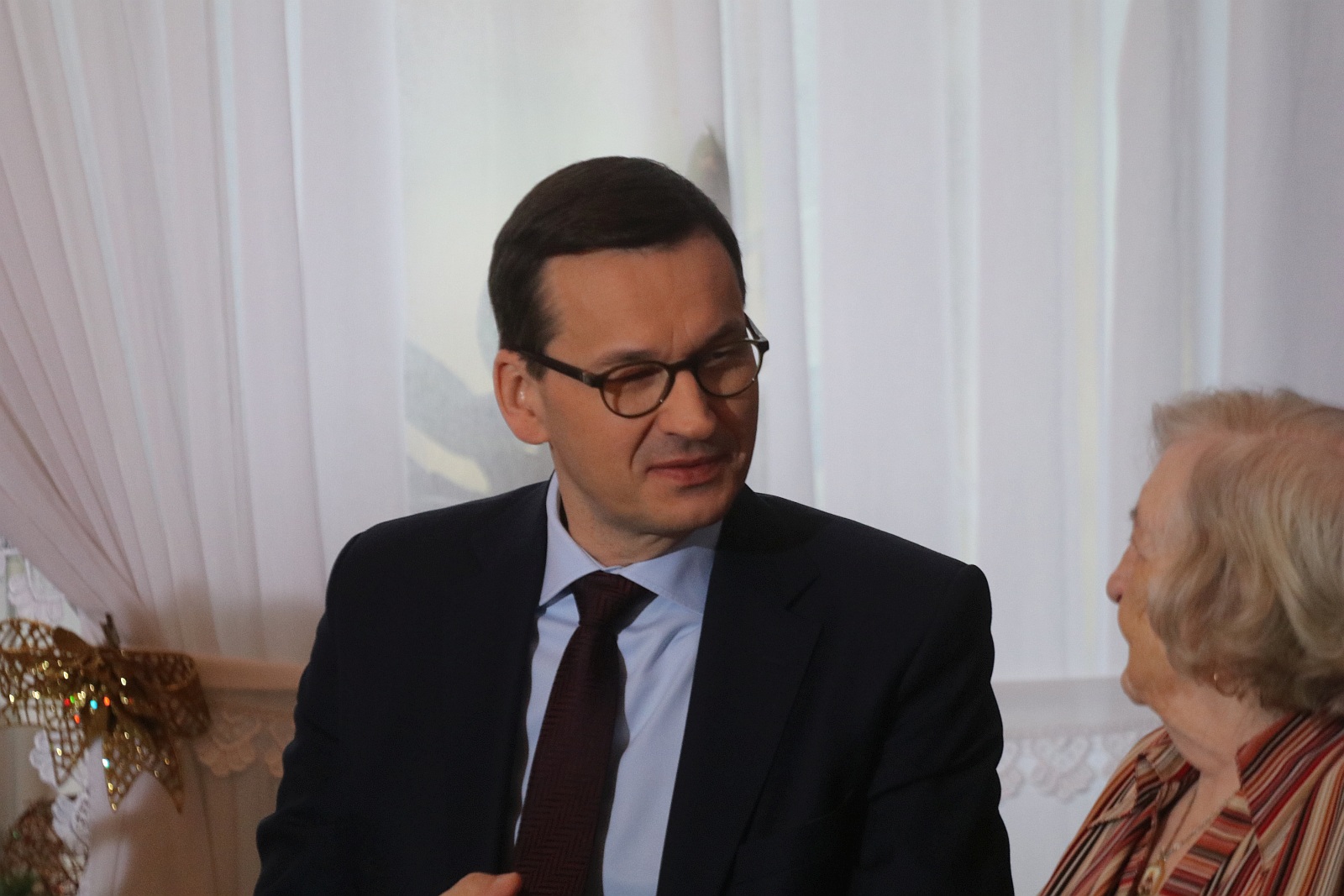 Premier wpadł na kawę i ciasto do pensjonariuszy „Prząśnika”