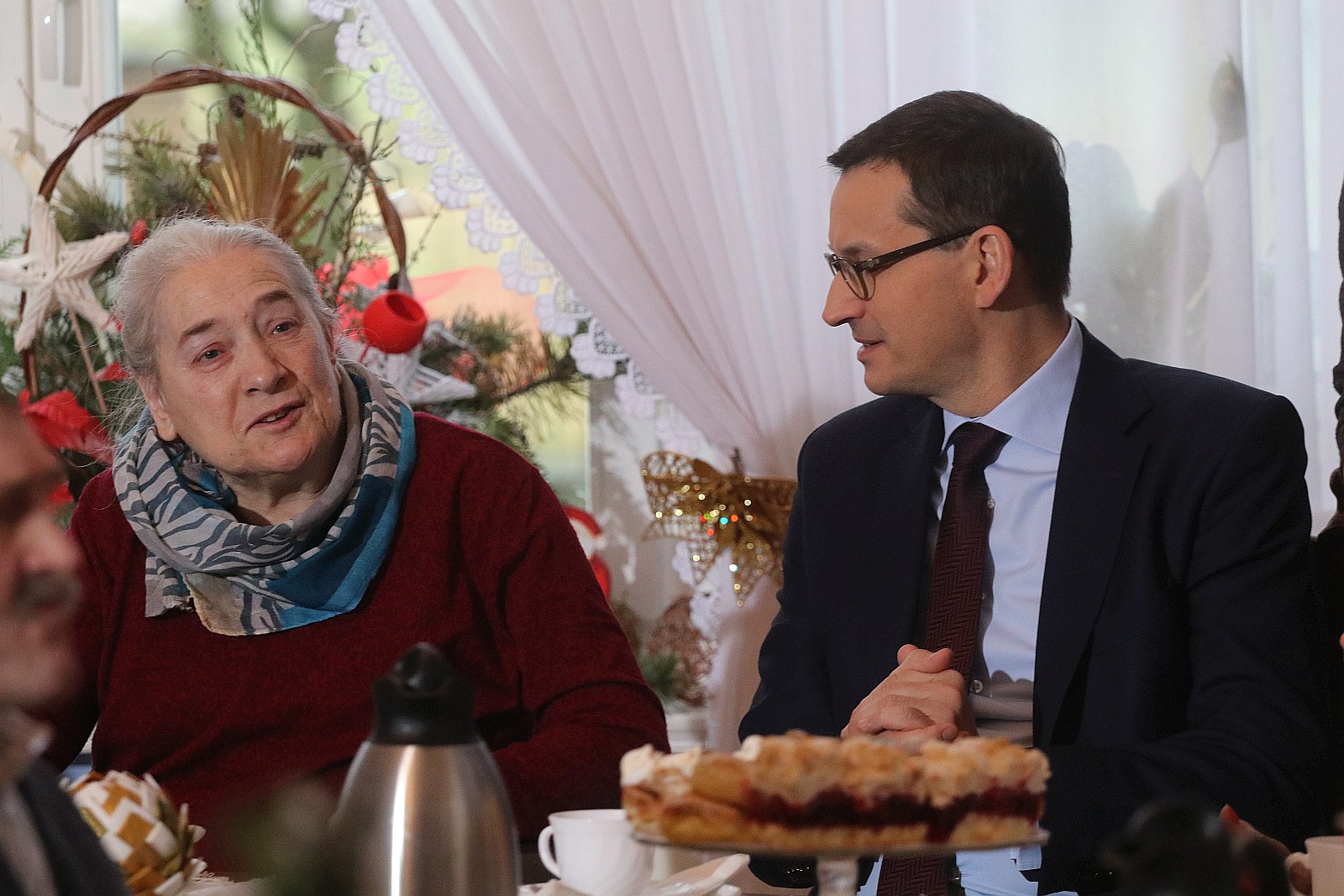 Premier wpadł na kawę i ciasto do pensjonariuszy „Prząśnika”