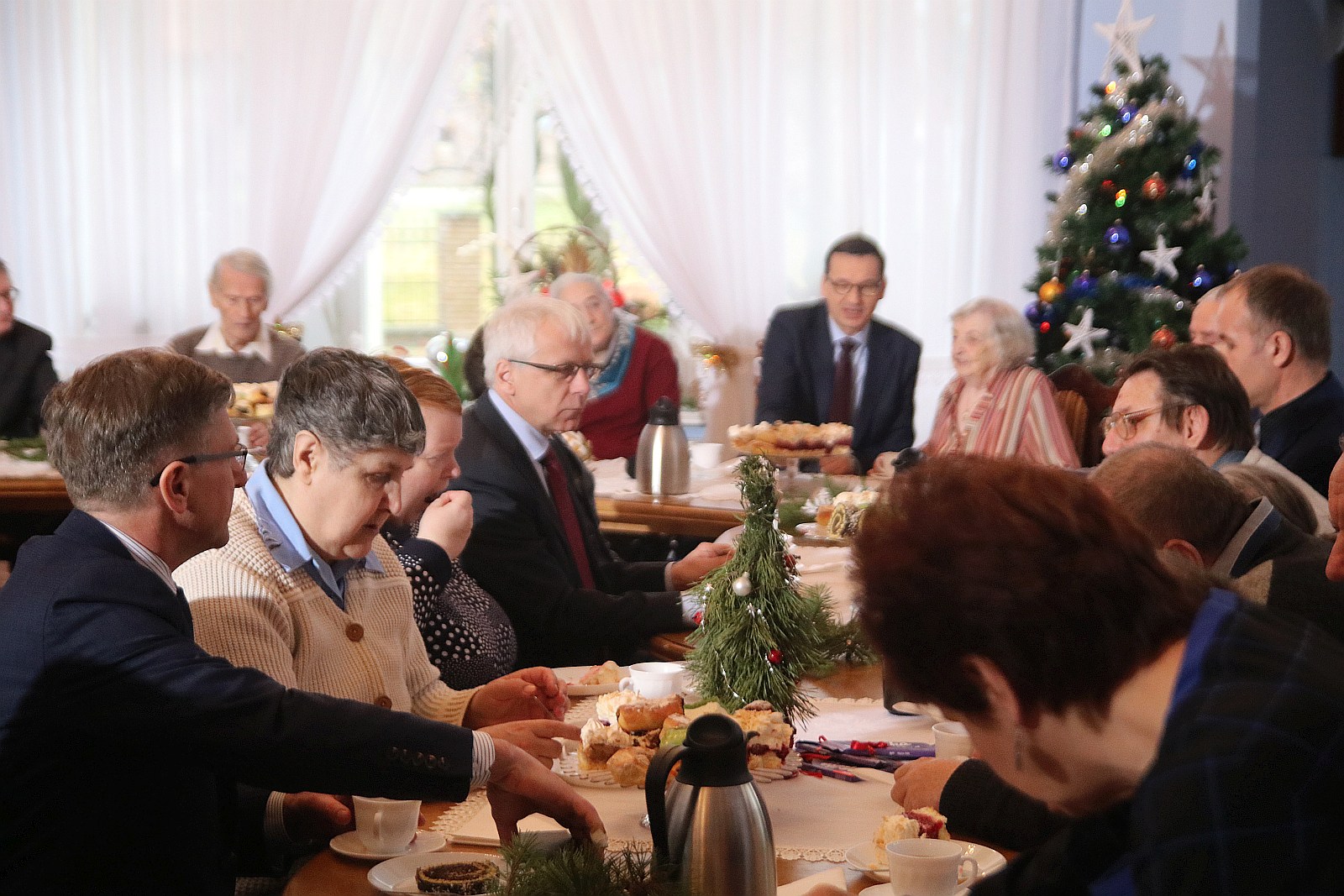 Premier wpadł na kawę i ciasto do pensjonariuszy „Prząśnika”