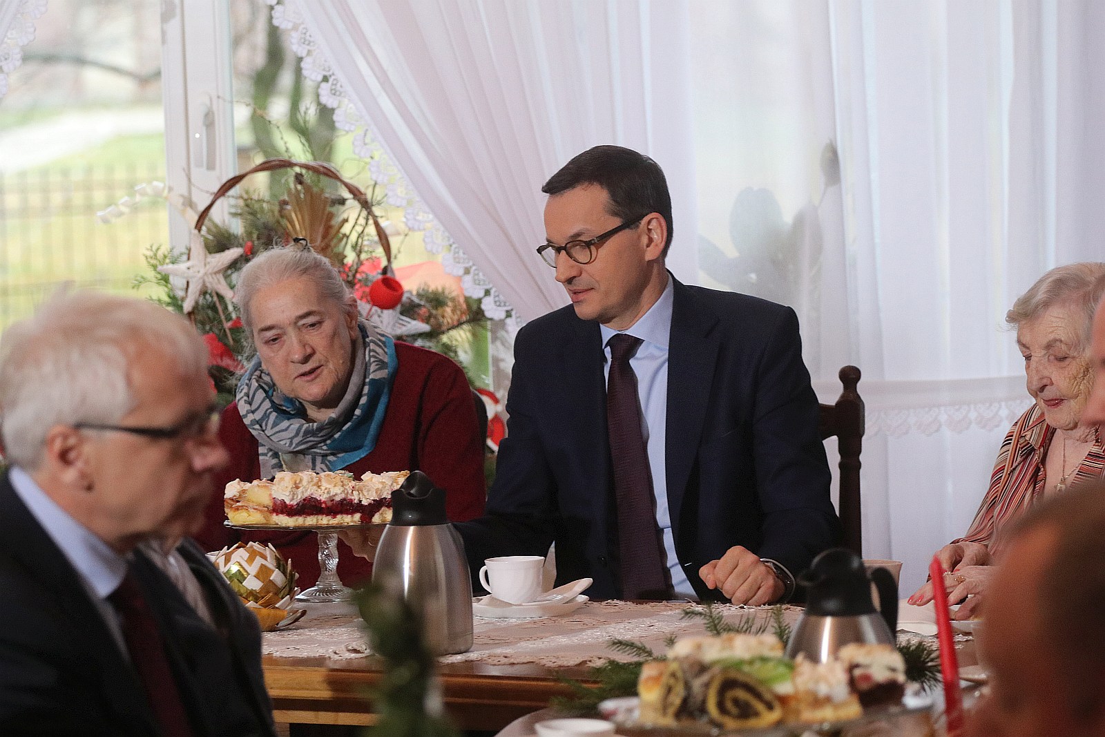 Premier wpadł na kawę i ciasto do pensjonariuszy „Prząśnika”