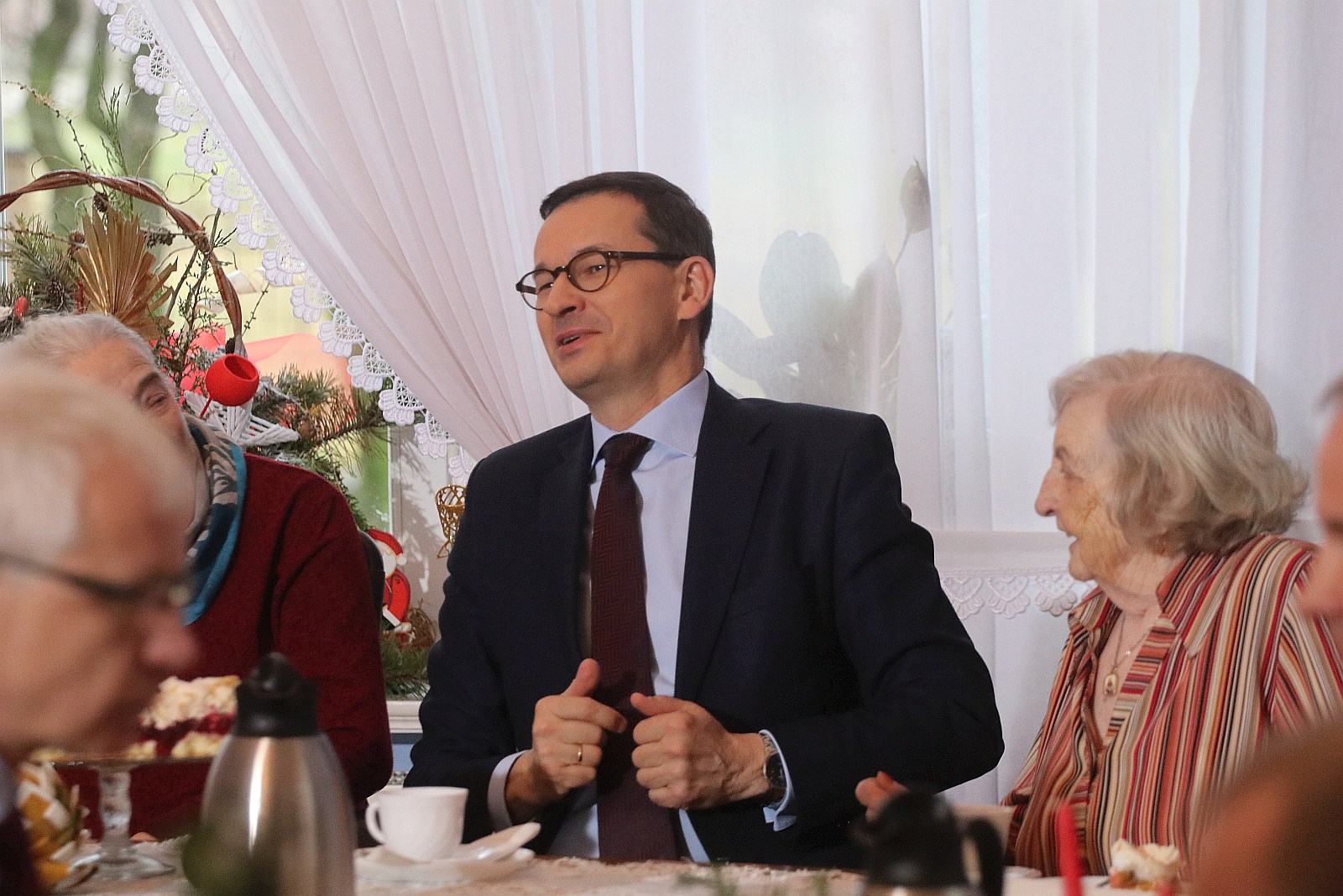 Premier wpadł na kawę i ciasto do pensjonariuszy „Prząśnika”