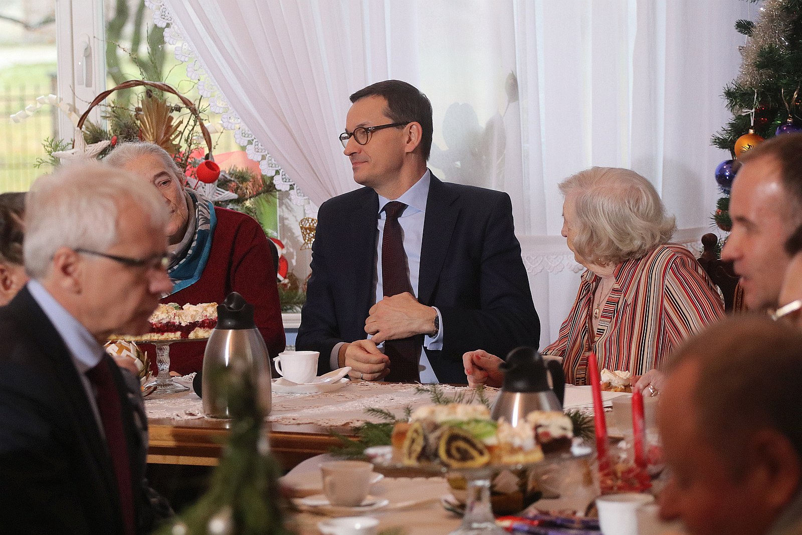 Premier wpadł na kawę i ciasto do pensjonariuszy „Prząśnika”