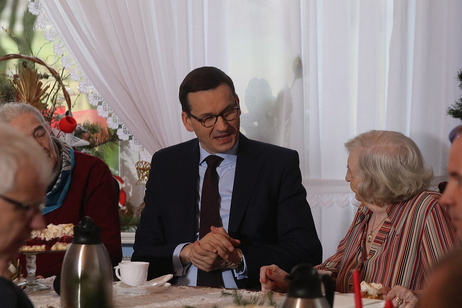 Premier wpadł na kawę i ciasto do pensjonariuszy „Prząśnika”