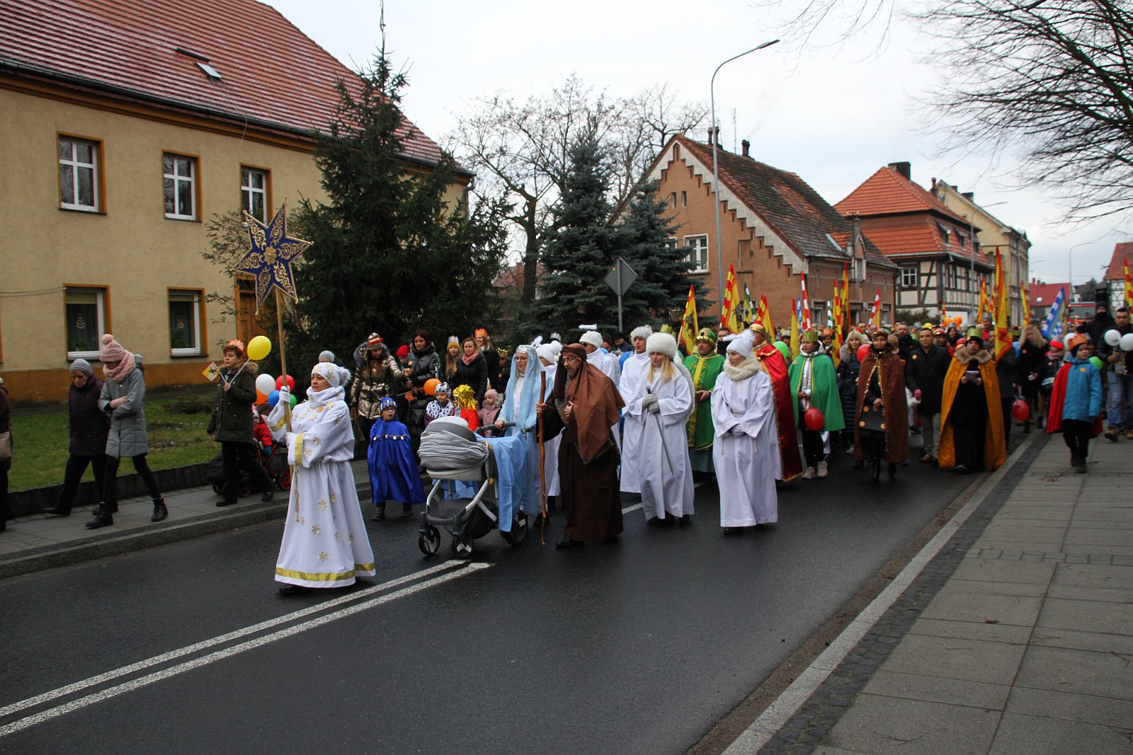 Uroczysty Orszak Trzech Króli przeszedł ulicami Prochowic