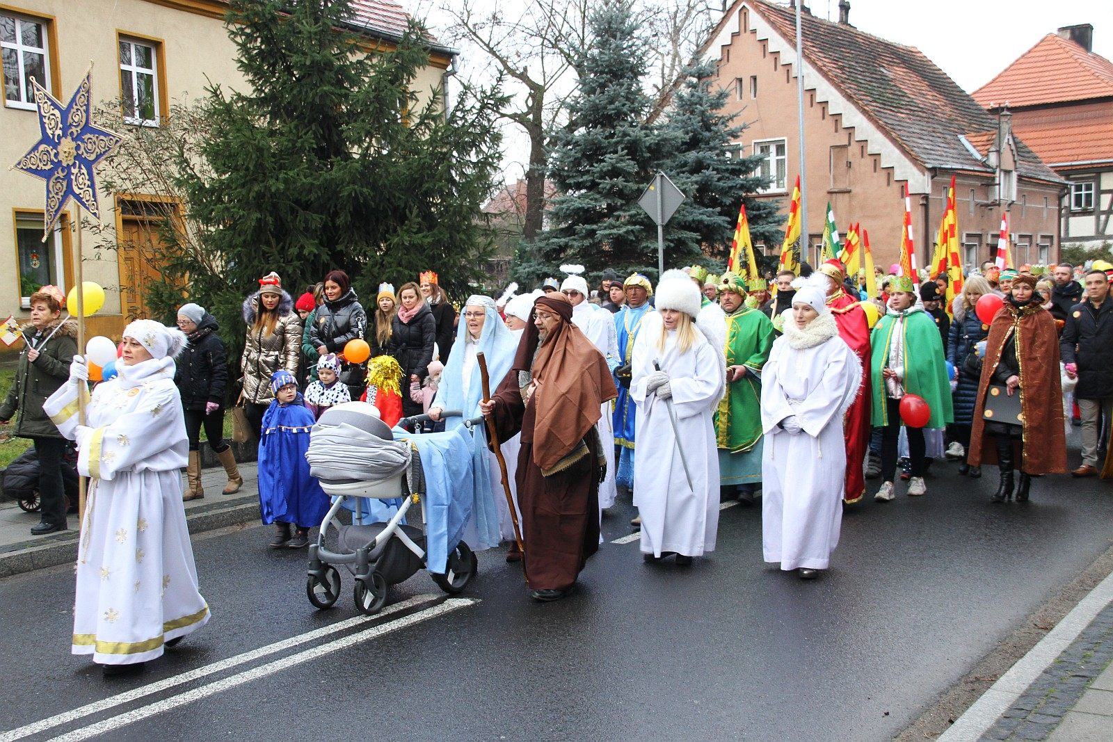 Uroczysty Orszak Trzech Króli przeszedł ulicami Prochowic