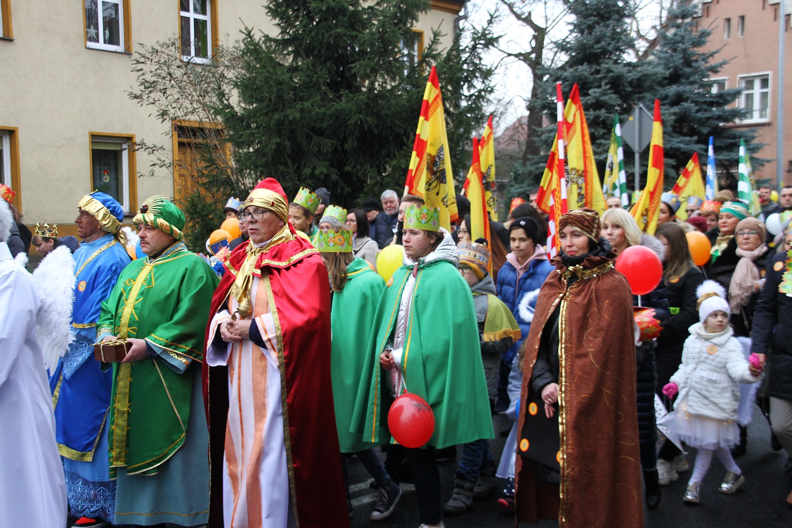 Uroczysty Orszak Trzech Króli przeszedł ulicami Prochowic