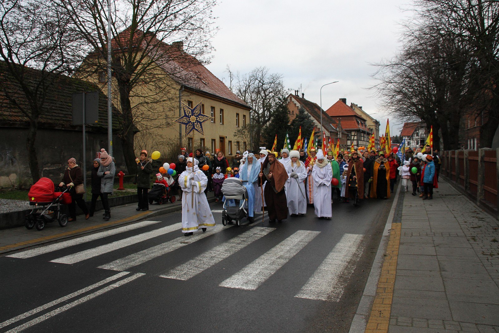 Uroczysty Orszak Trzech Króli przeszedł ulicami Prochowic