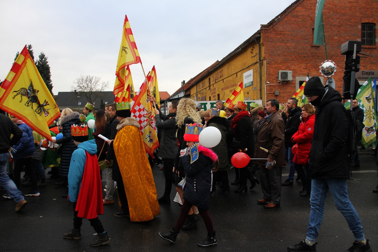 Uroczysty Orszak Trzech Króli przeszedł ulicami Prochowic