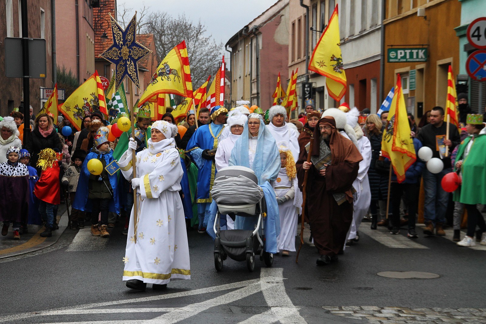 Uroczysty Orszak Trzech Króli przeszedł ulicami Prochowic