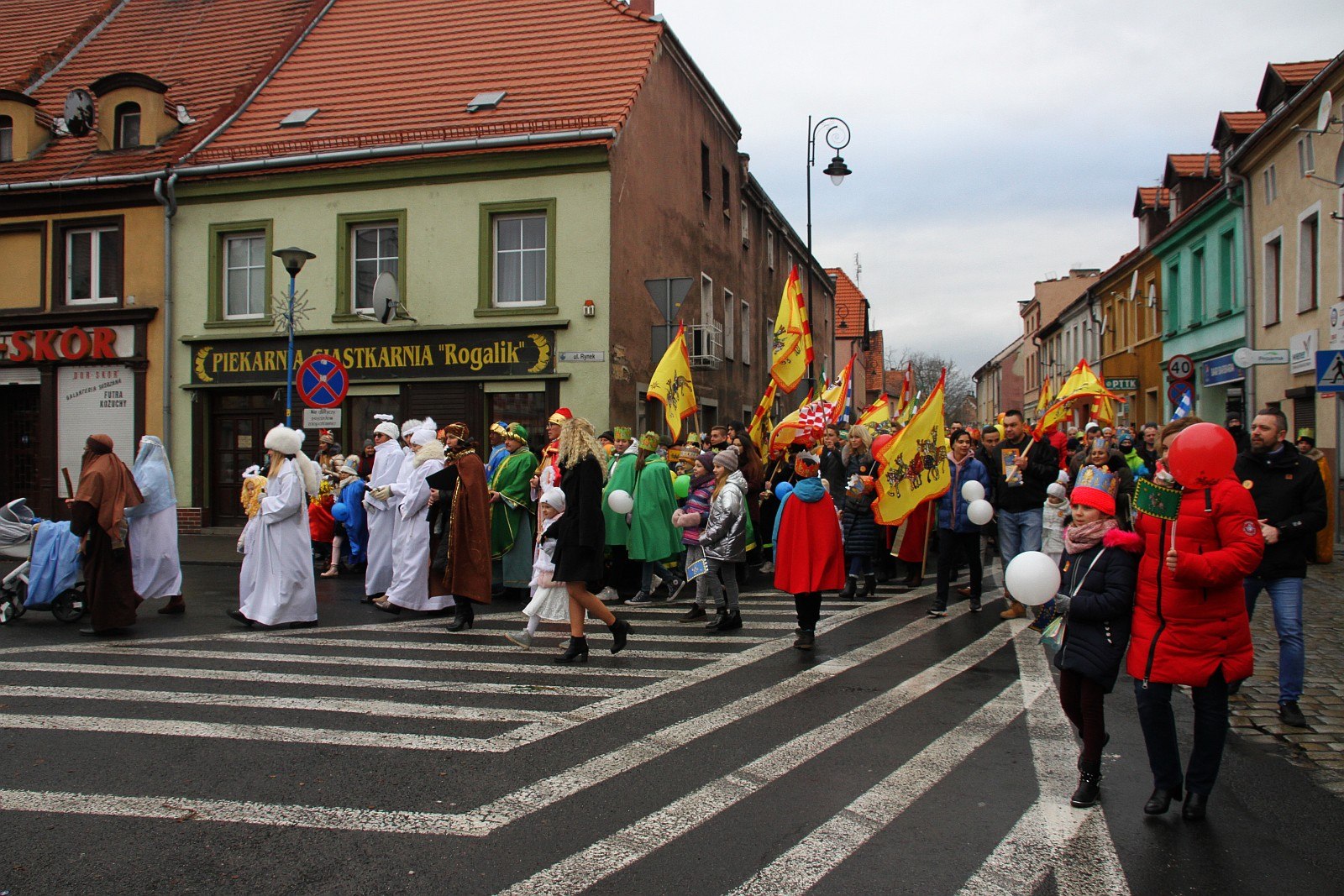 Uroczysty Orszak Trzech Króli przeszedł ulicami Prochowic