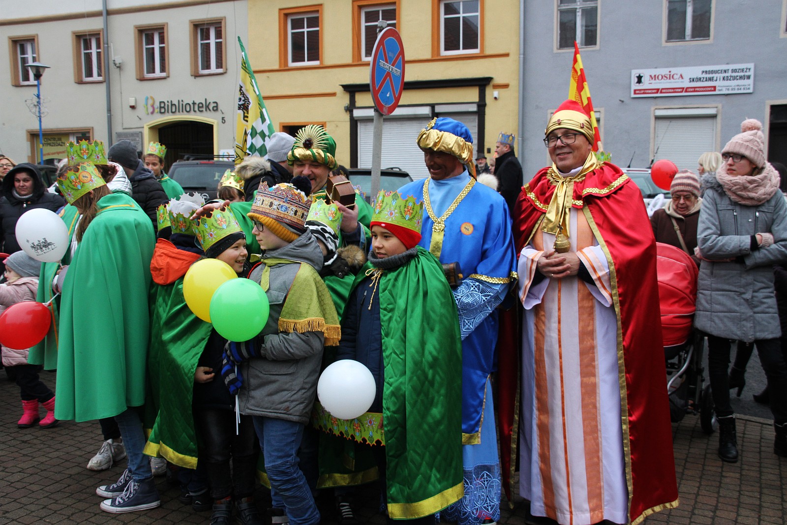 Uroczysty Orszak Trzech Króli przeszedł ulicami Prochowic