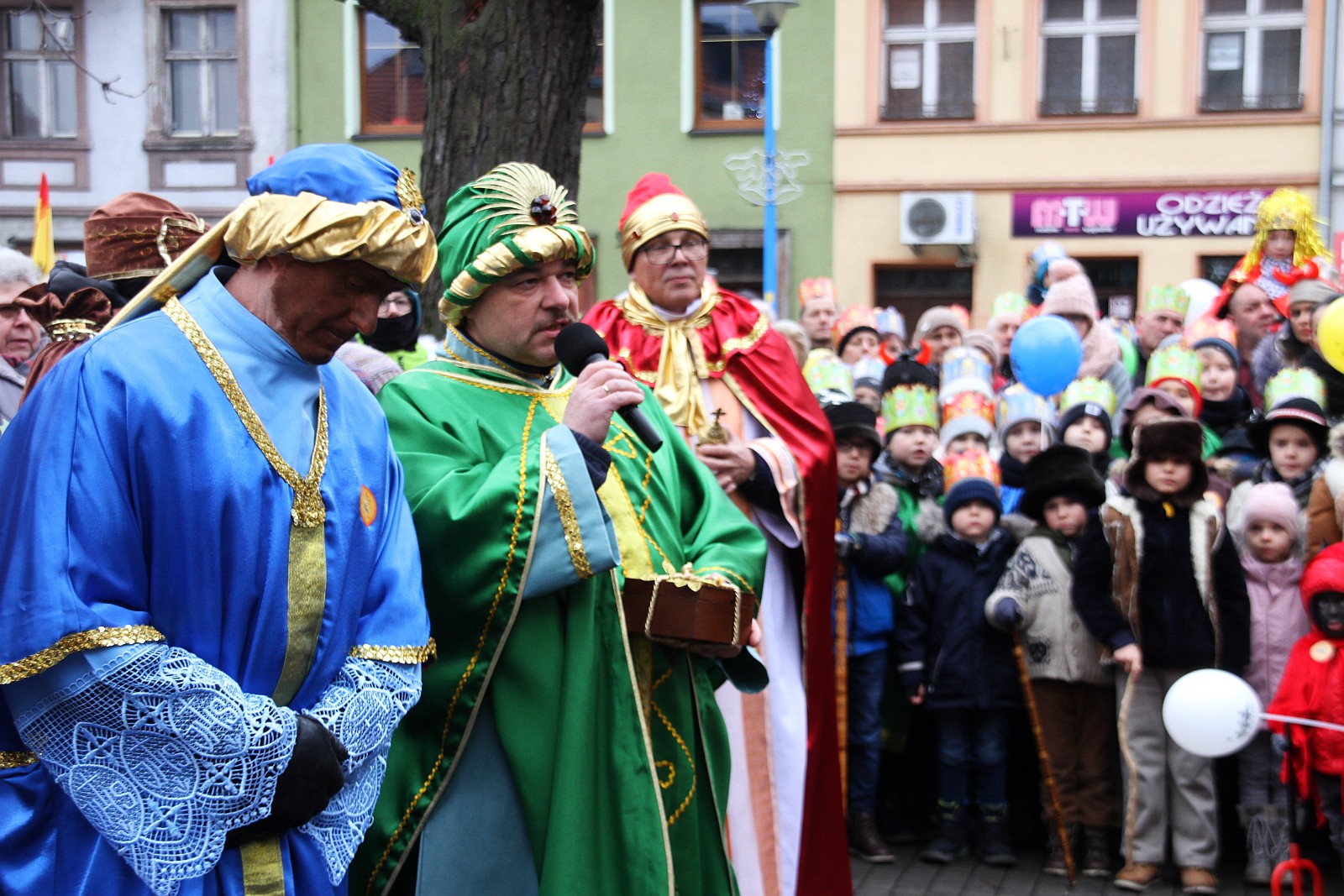Uroczysty Orszak Trzech Króli przeszedł ulicami Prochowic