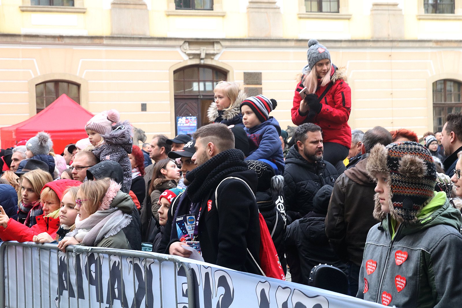 WOŚP:  Orkiestra gra coraz głośniej. Tłumy w Akademii Rycerskiej