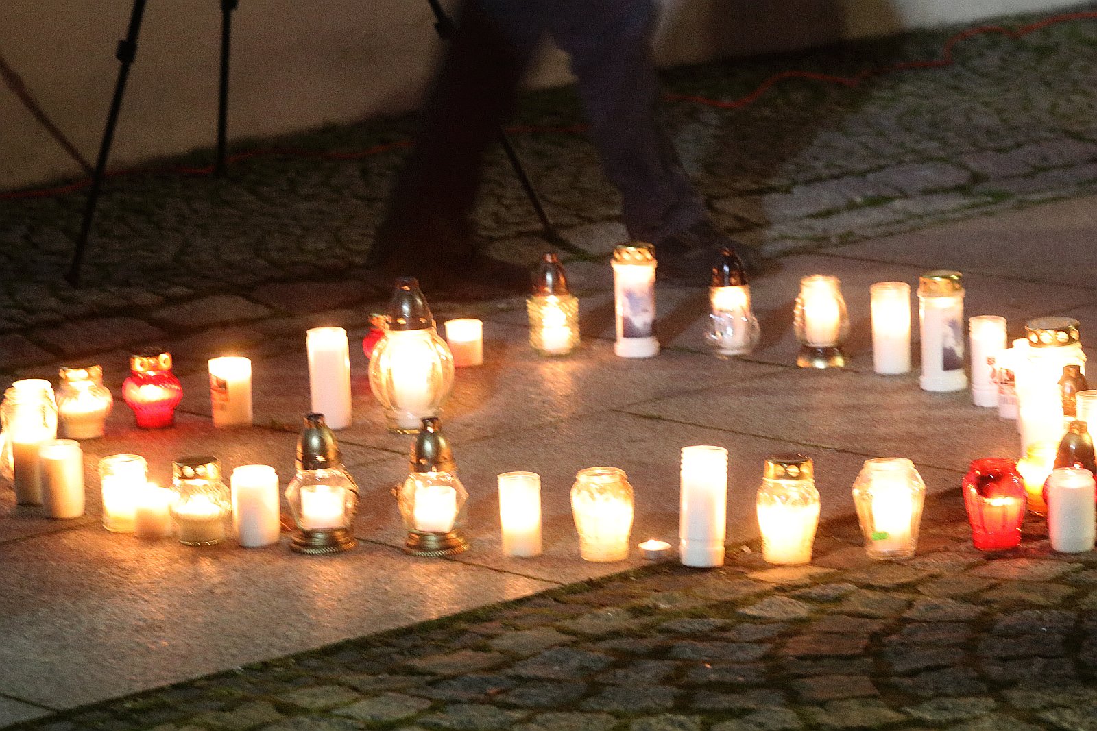 Legniczanie zapalili światełko dla Pawła Adamowicza