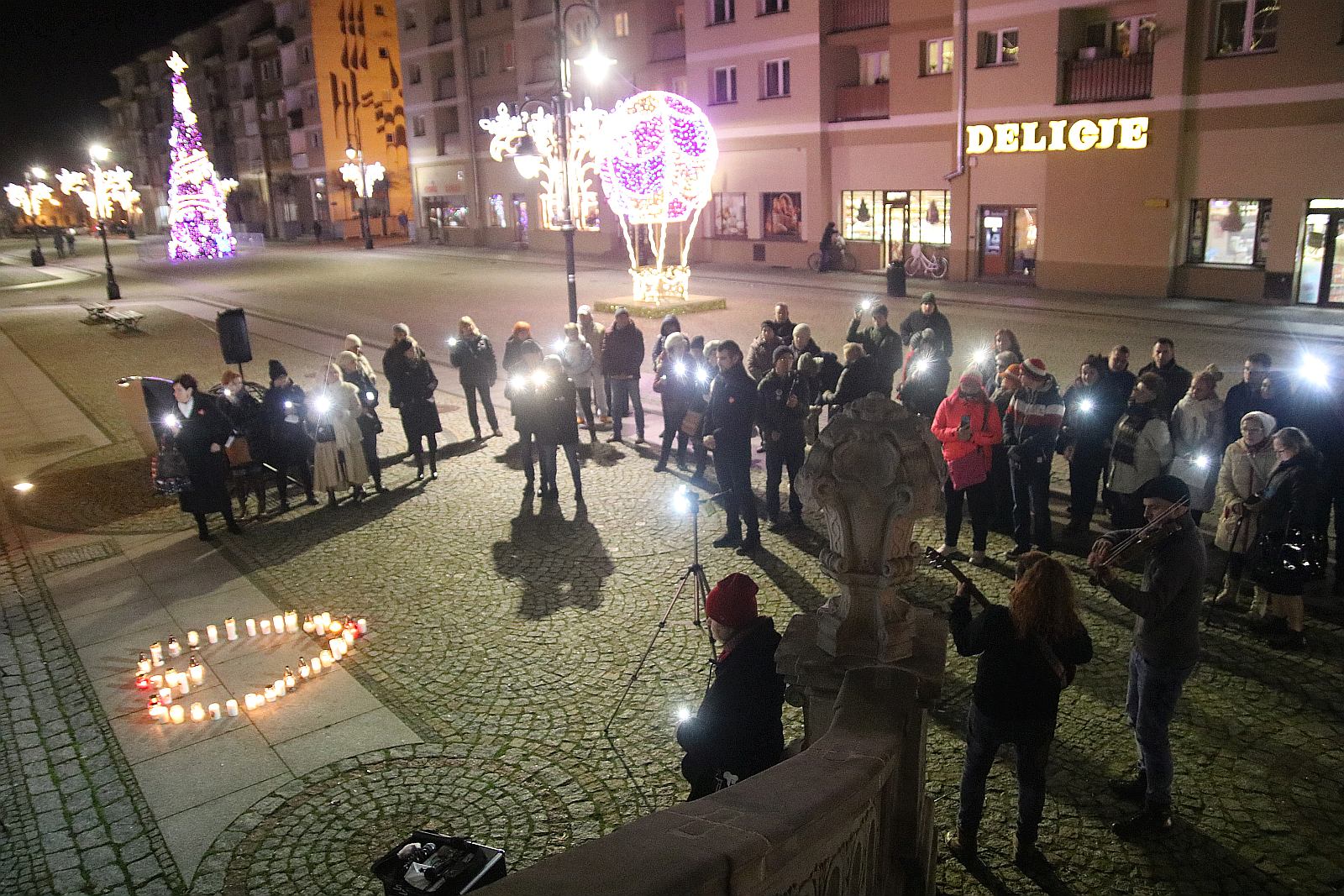 Legniczanie zapalili światełko dla Pawła Adamowicza