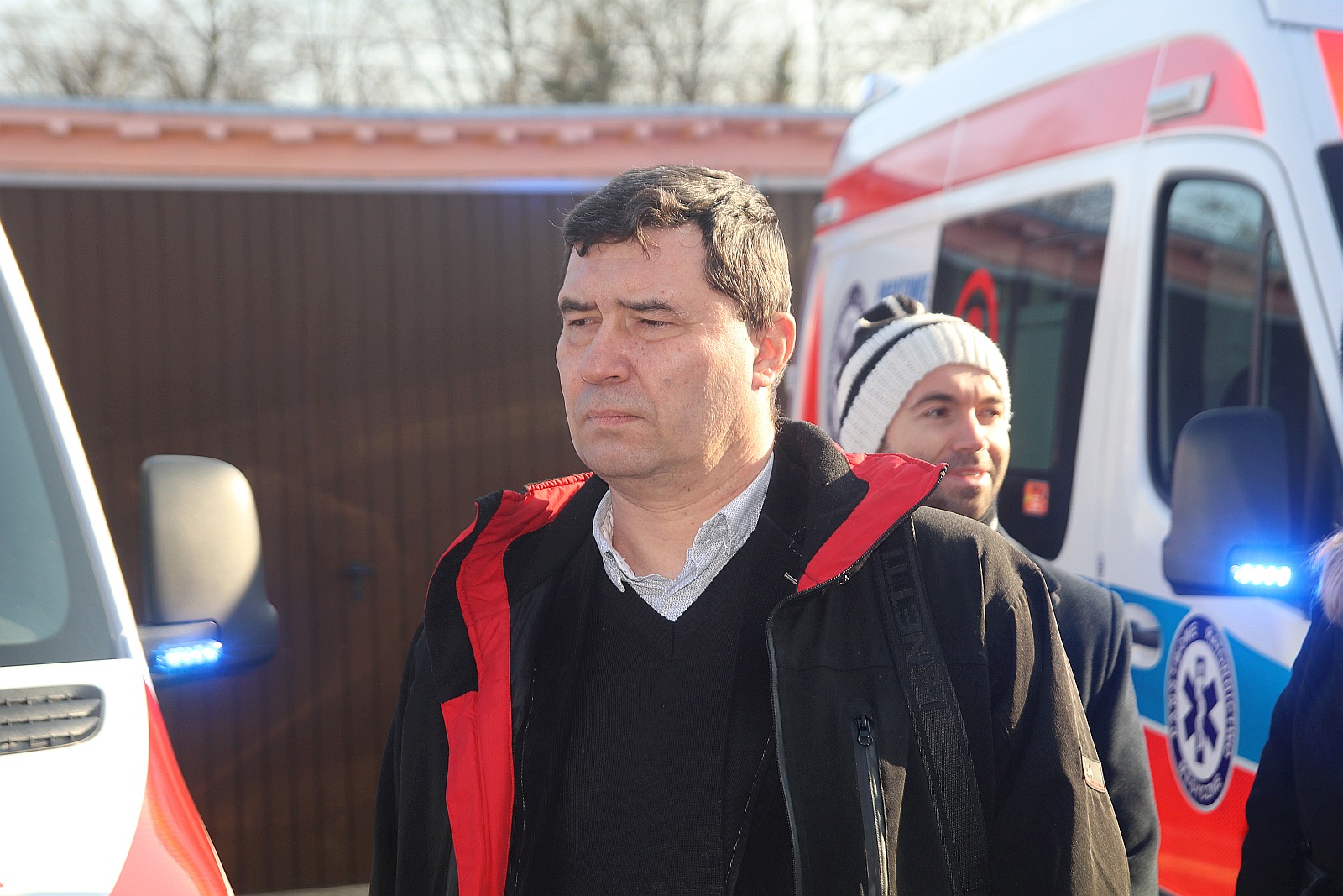 Pięć nowych karetek dla legnickiego pogotowia ratunkowego	