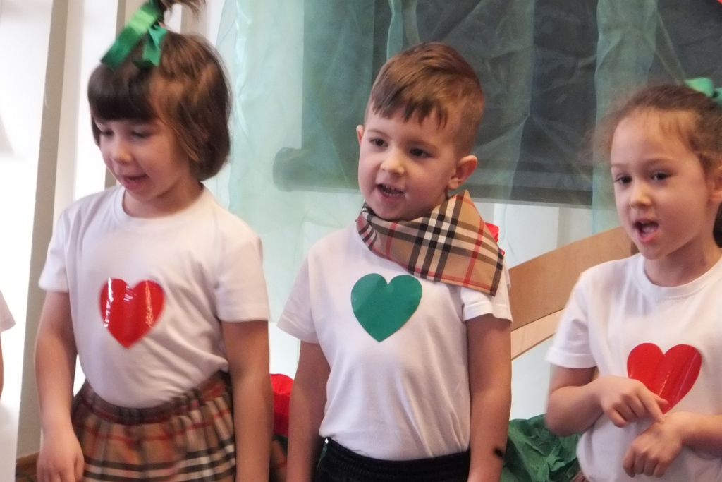 „Mali Podróżnicy” zachwycili seniorów swoim występem