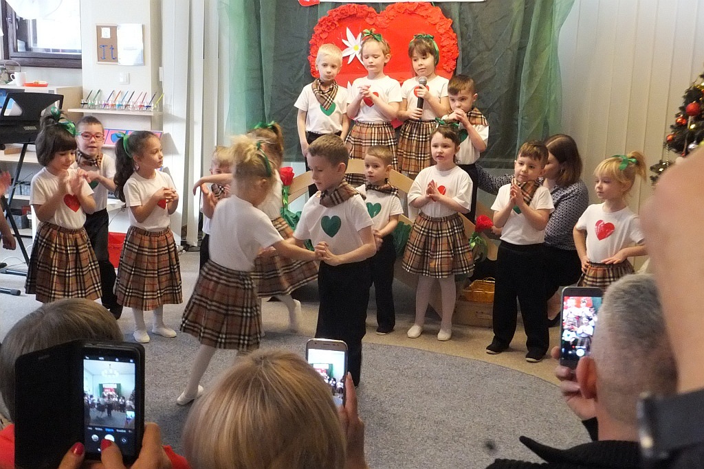 „Mali Podróżnicy” zachwycili seniorów swoim występem