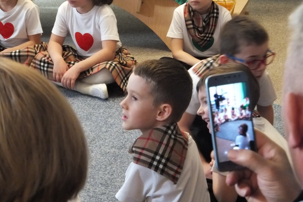 „Mali Podróżnicy” zachwycili seniorów swoim występem