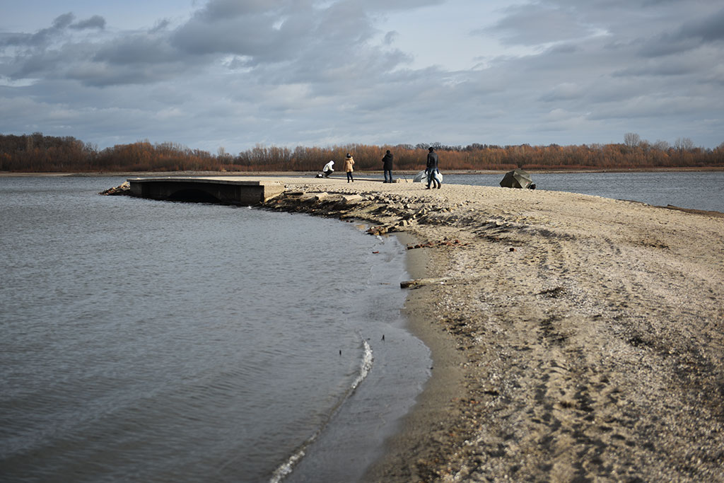 Słup odsłania tajemnice przyciągając rzesze ciekawskich