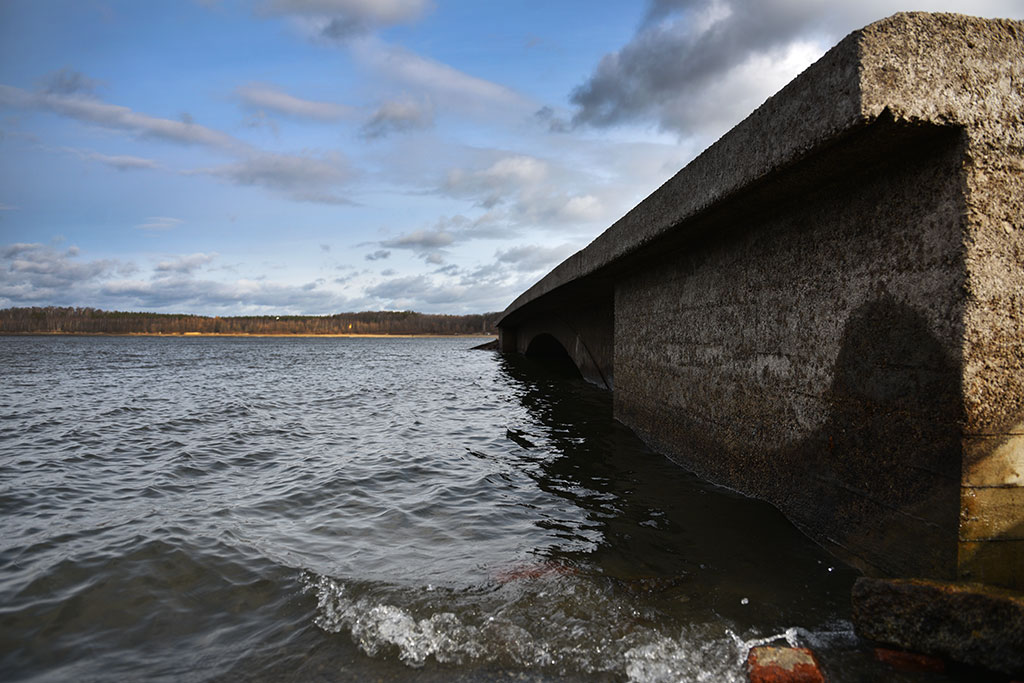 Słup odsłania tajemnice przyciągając rzesze ciekawskich