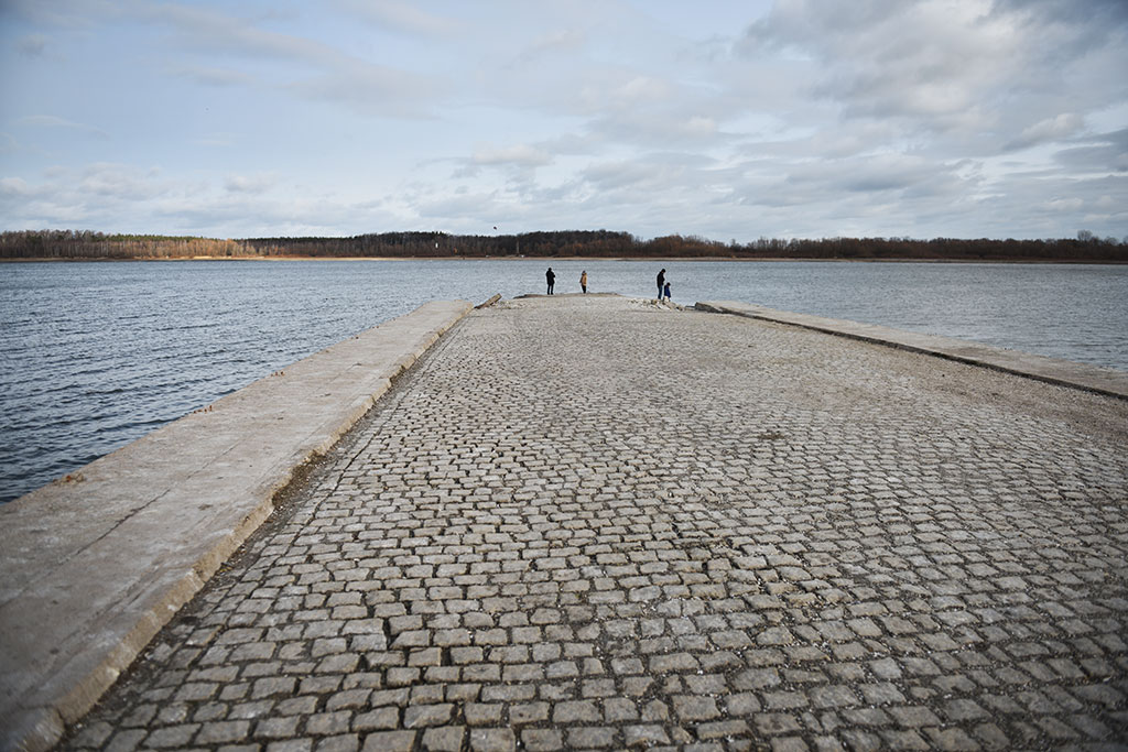 Słup odsłania tajemnice przyciągając rzesze ciekawskich