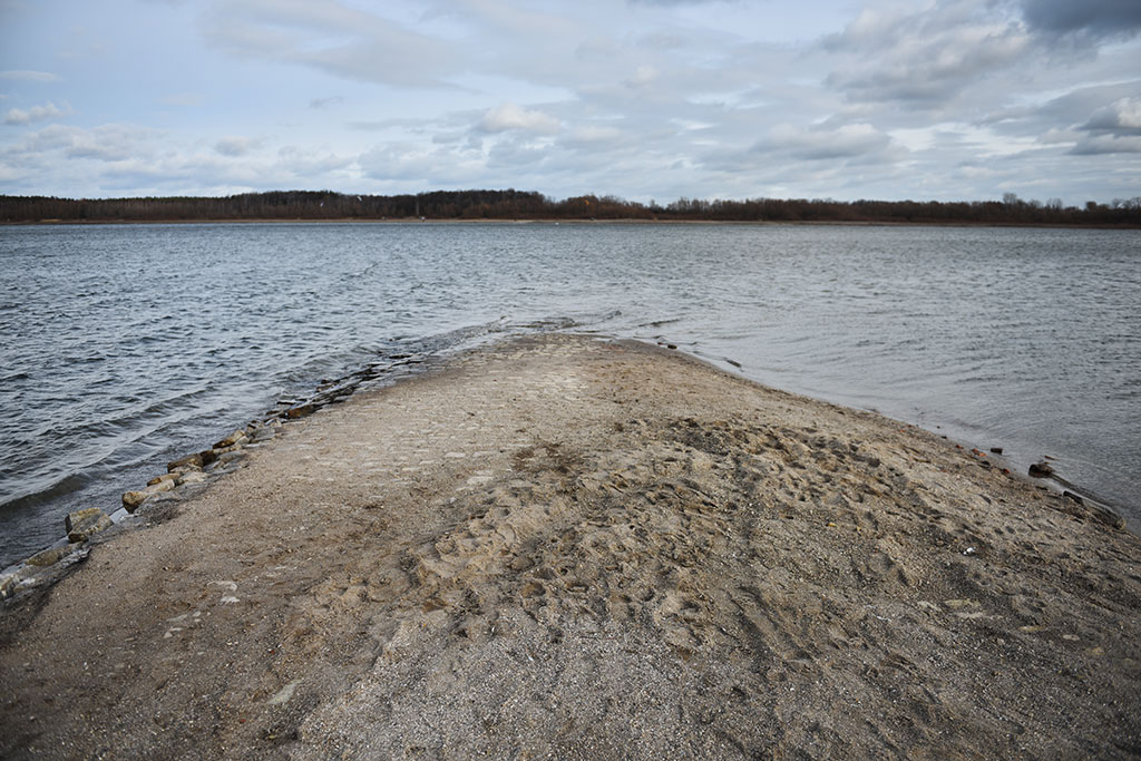Słup odsłania tajemnice przyciągając rzesze ciekawskich