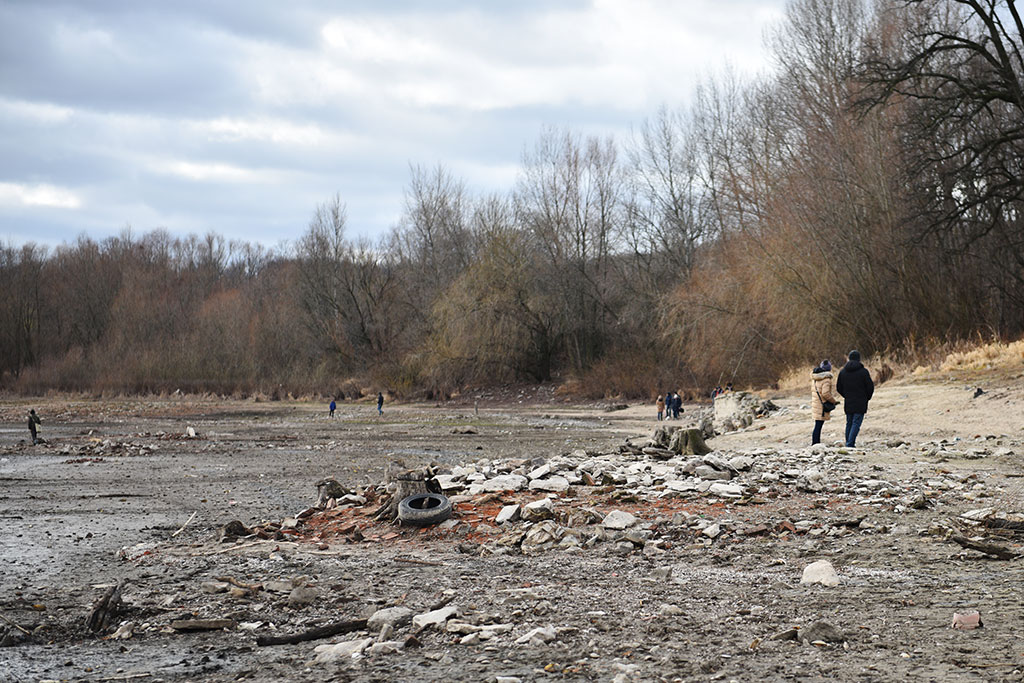 Słup odsłania tajemnice przyciągając rzesze ciekawskich